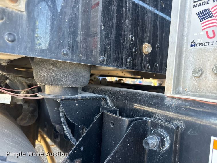 image for item DE2136 2015 Kenworth T800 semi truck