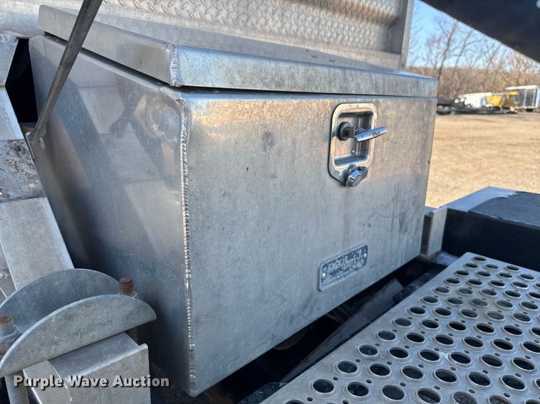 image for item DE2136 2015 Kenworth T800 semi truck