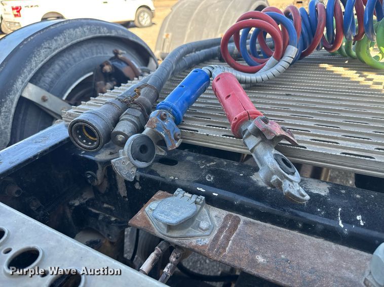 image for item DE2136 2015 Kenworth T800 semi truck