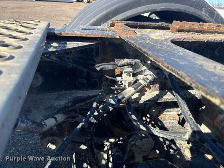 image for item DE2136 2015 Kenworth T800 semi truck