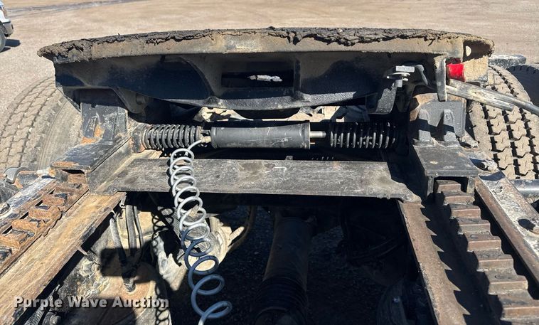 image for item DE2136 2015 Kenworth T800 semi truck