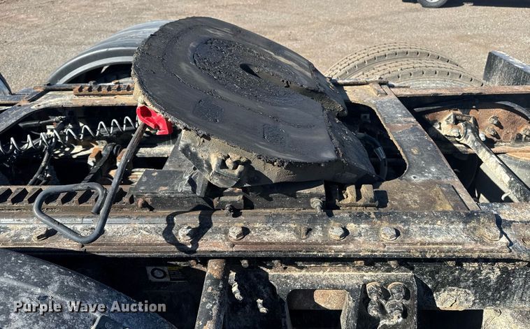 image for item DE2136 2015 Kenworth T800 semi truck