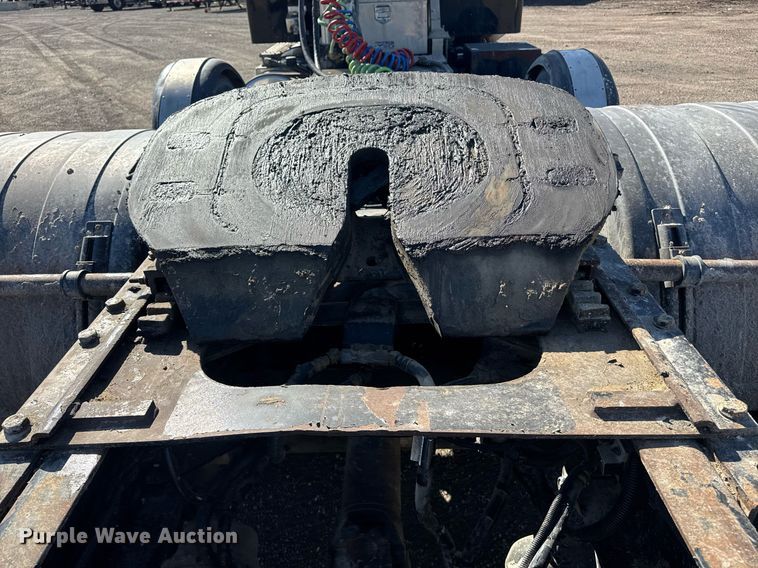 image for item DE2136 2015 Kenworth T800 semi truck