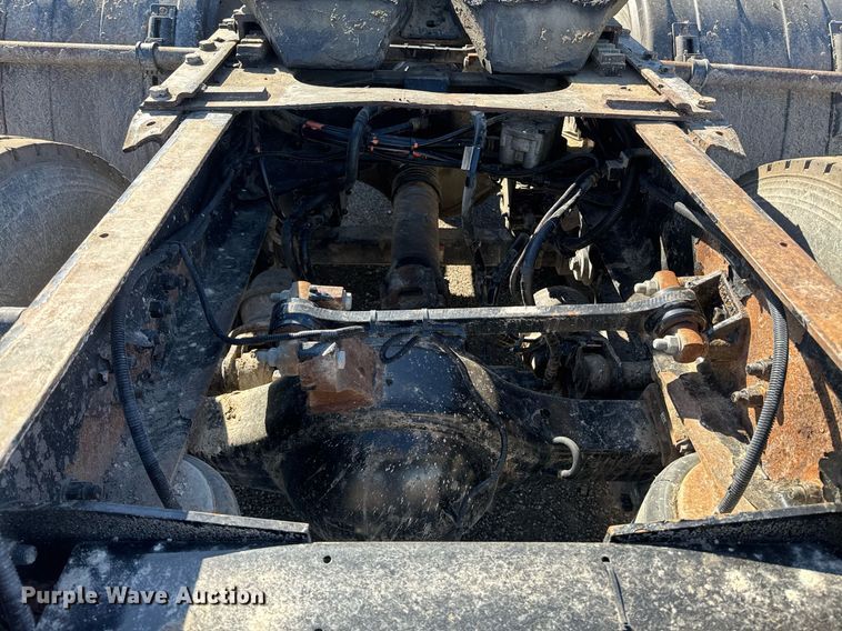 image for item DE2136 2015 Kenworth T800 semi truck