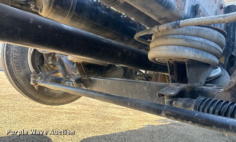 image for item DE2136 2015 Kenworth T800 semi truck