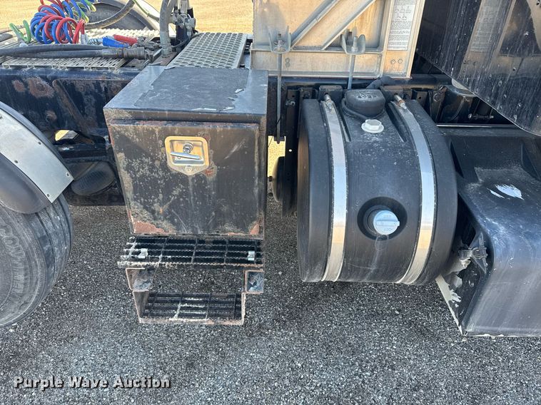 image for item DE2136 2015 Kenworth T800 semi truck