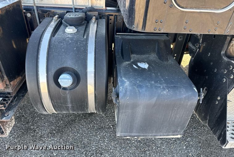 image for item DE2136 2015 Kenworth T800 semi truck