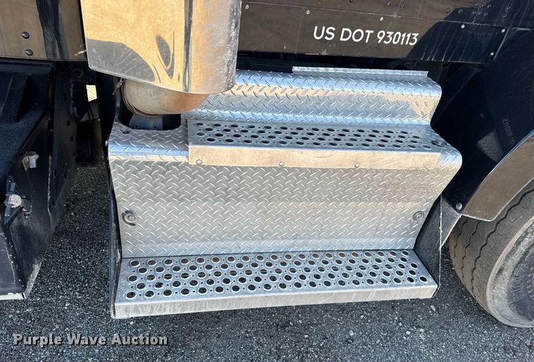 image for item DE2136 2015 Kenworth T800 semi truck