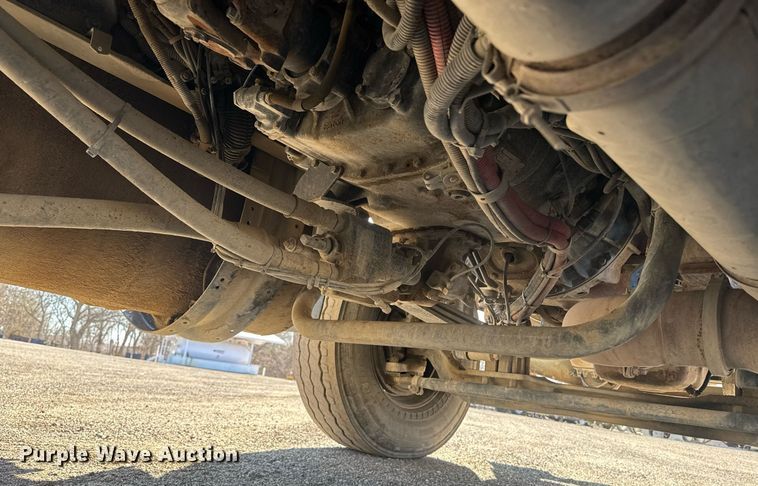 image for item DE2136 2015 Kenworth T800 semi truck