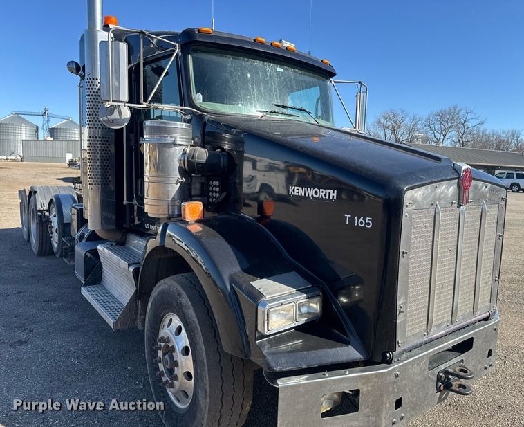image for item DE2136 2015 Kenworth T800 semi truck