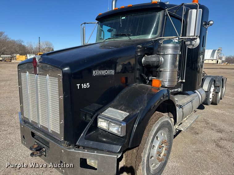 image for item DE2136 2015 Kenworth T800 semi truck