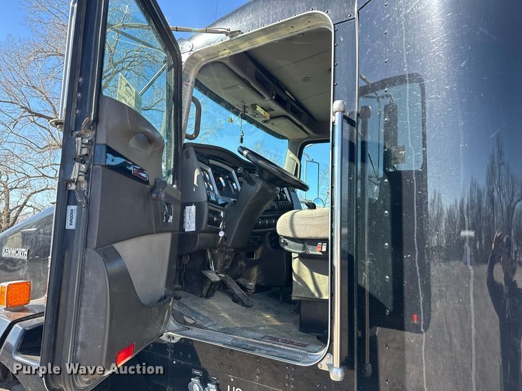image for item DE2136 2015 Kenworth T800 semi truck