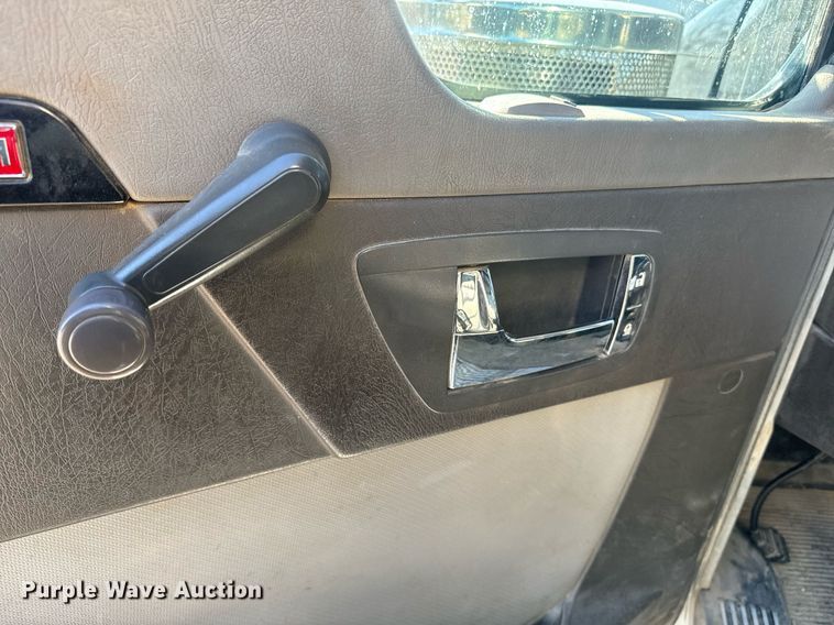 image for item DE2136 2015 Kenworth T800 semi truck