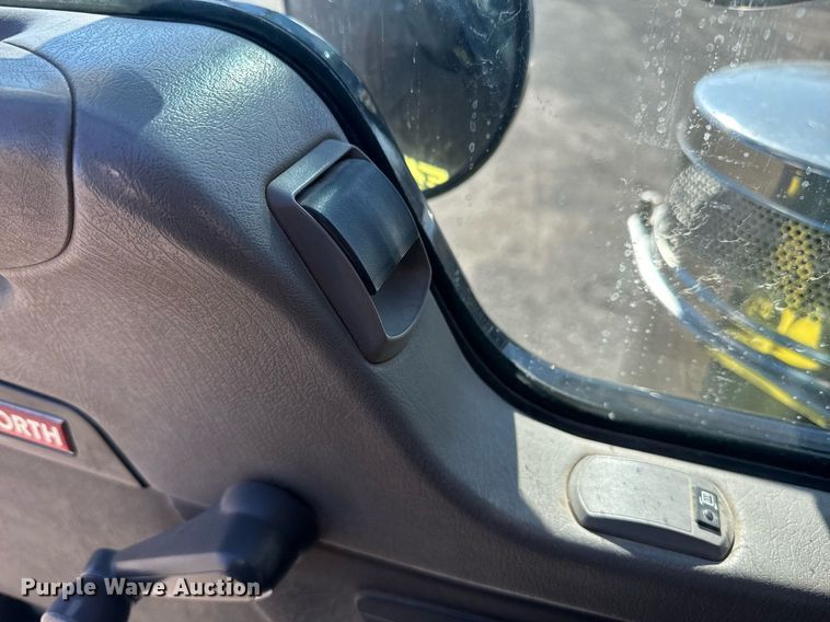 image for item DE2136 2015 Kenworth T800 semi truck