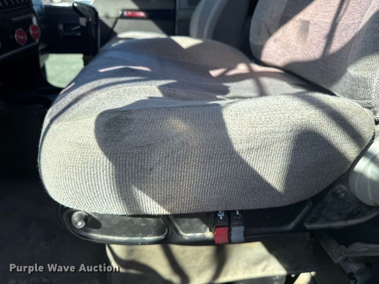 image for item DE2136 2015 Kenworth T800 semi truck