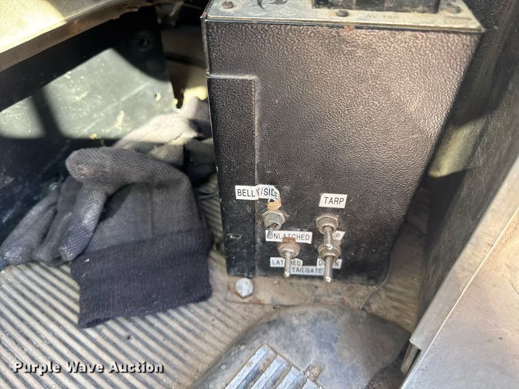 image for item DE2136 2015 Kenworth T800 semi truck