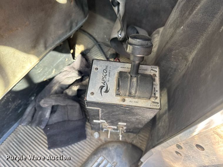 image for item DE2136 2015 Kenworth T800 semi truck