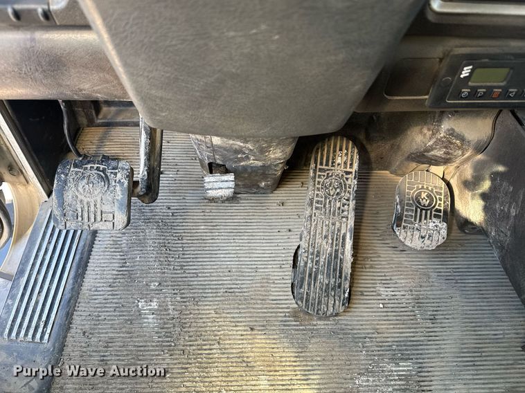 image for item DE2136 2015 Kenworth T800 semi truck