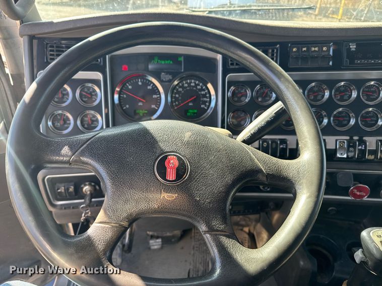 image for item DE2136 2015 Kenworth T800 semi truck
