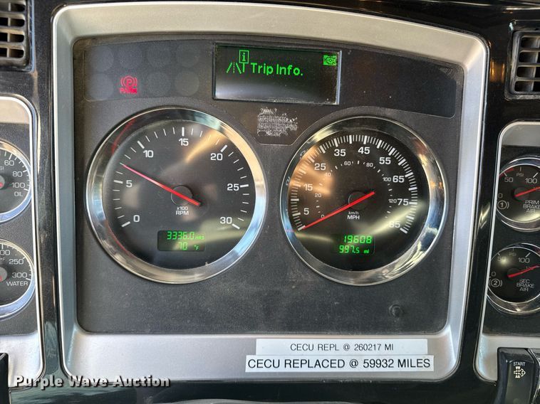 image for item DE2136 2015 Kenworth T800 semi truck