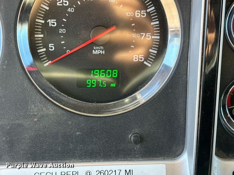 image for item DE2136 2015 Kenworth T800 semi truck