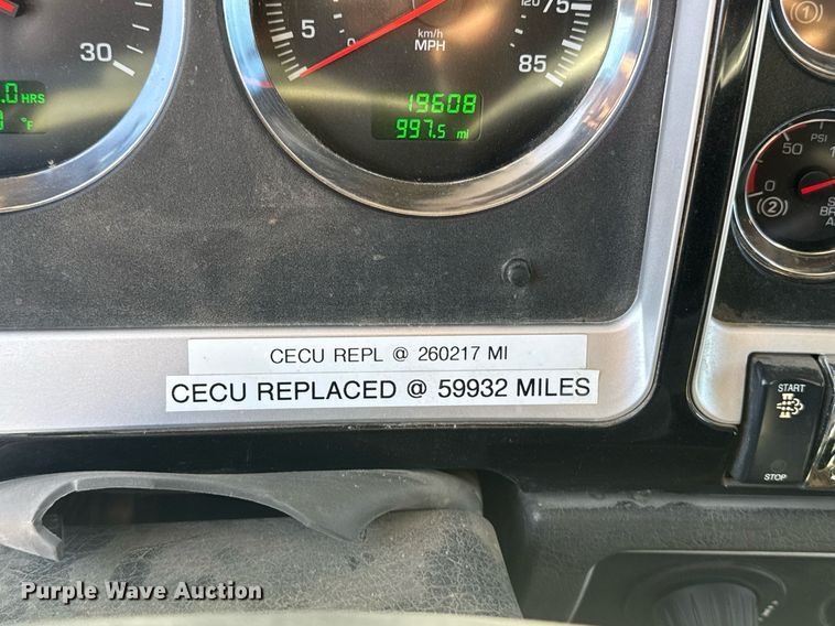 image for item DE2136 2015 Kenworth T800 semi truck