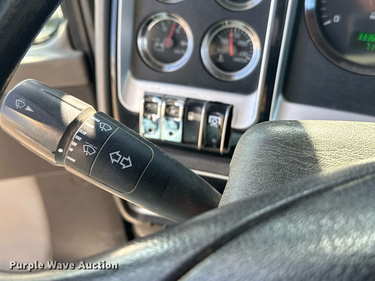 image for item DE2136 2015 Kenworth T800 semi truck