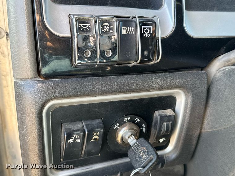 image for item DE2136 2015 Kenworth T800 semi truck