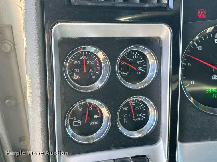 image for item DE2136 2015 Kenworth T800 semi truck