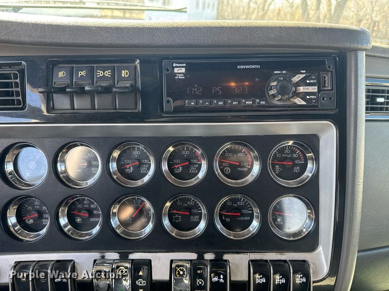 image for item DE2136 2015 Kenworth T800 semi truck