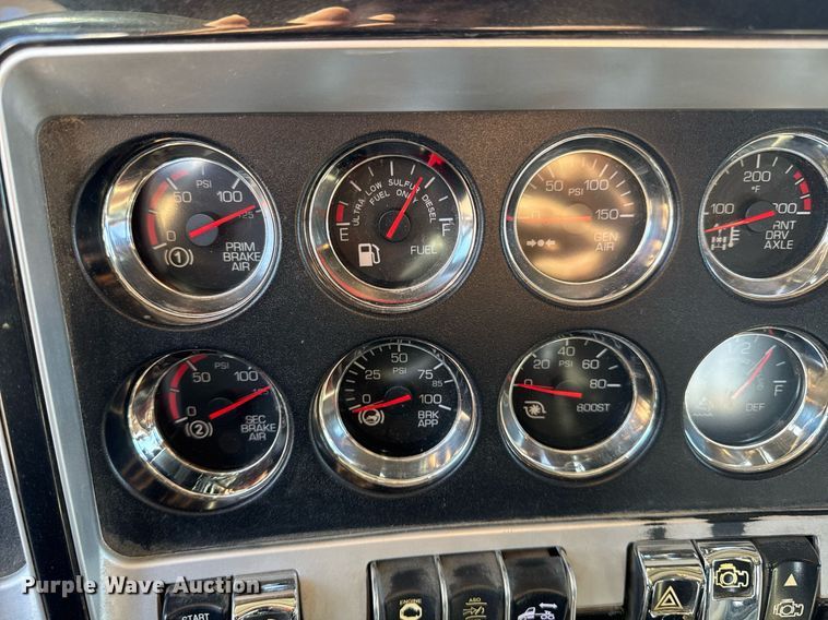 image for item DE2136 2015 Kenworth T800 semi truck