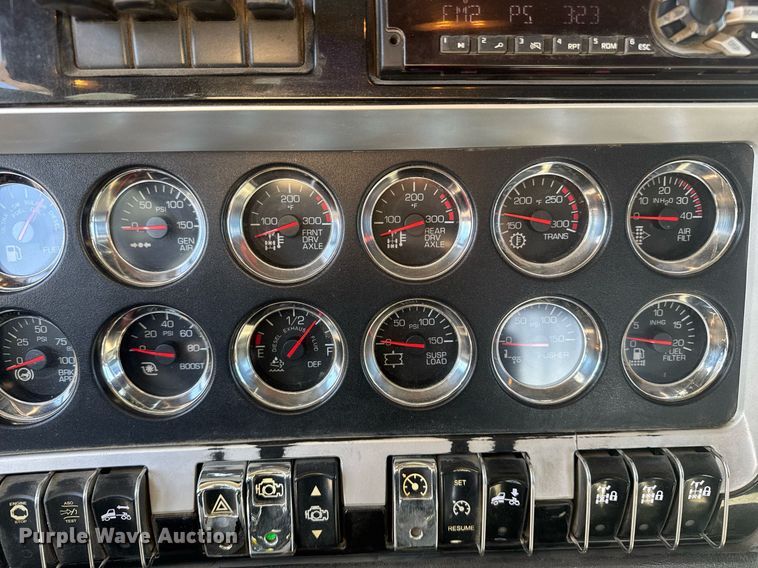 image for item DE2136 2015 Kenworth T800 semi truck