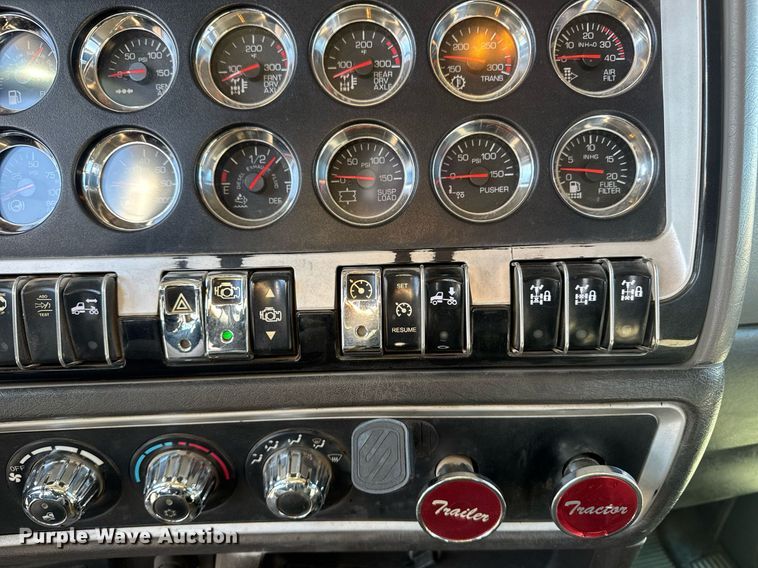 image for item DE2136 2015 Kenworth T800 semi truck