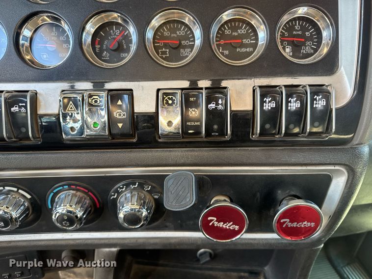 image for item DE2136 2015 Kenworth T800 semi truck