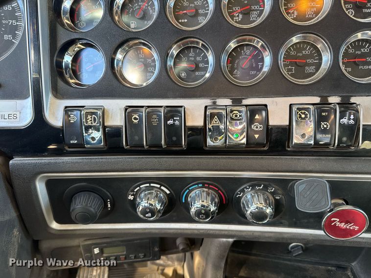 image for item DE2136 2015 Kenworth T800 semi truck