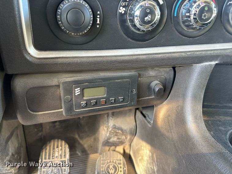 image for item DE2136 2015 Kenworth T800 semi truck