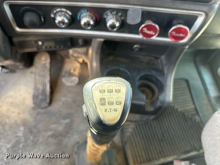 image for item DE2136 2015 Kenworth T800 semi truck