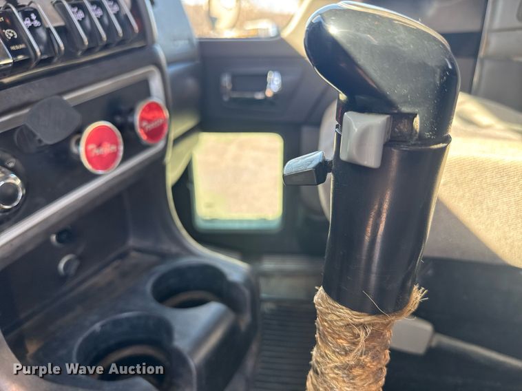 image for item DE2136 2015 Kenworth T800 semi truck