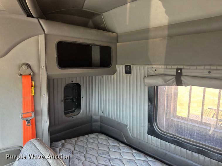 image for item DE2136 2015 Kenworth T800 semi truck