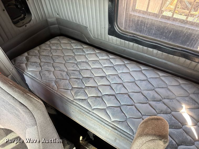 image for item DE2136 2015 Kenworth T800 semi truck