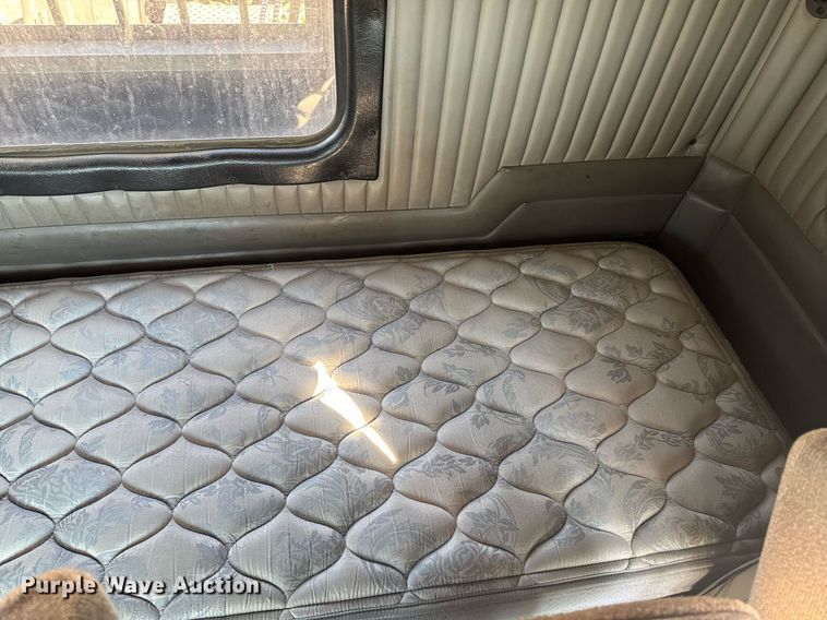 image for item DE2136 2015 Kenworth T800 semi truck