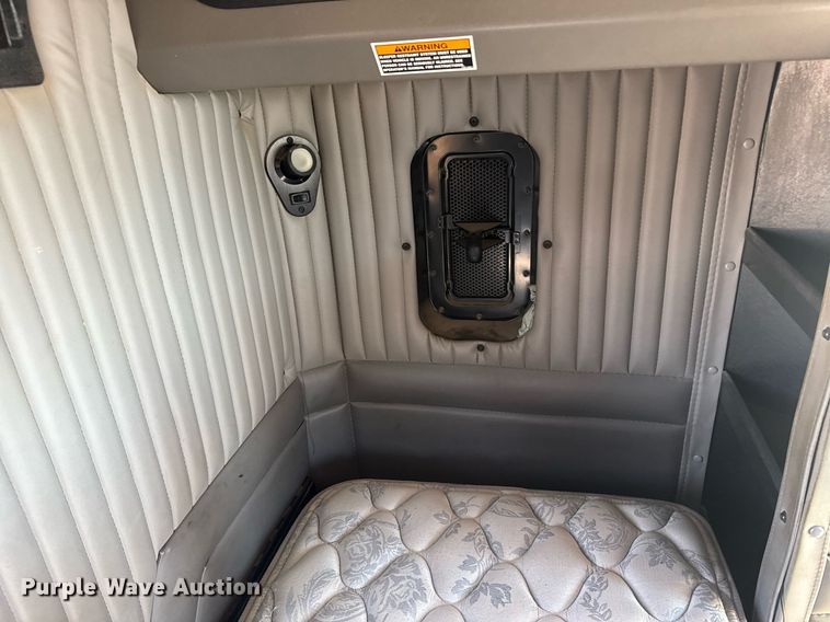 image for item DE2136 2015 Kenworth T800 semi truck