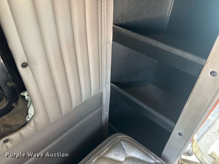 image for item DE2136 2015 Kenworth T800 semi truck