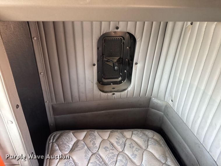 image for item DE2136 2015 Kenworth T800 semi truck