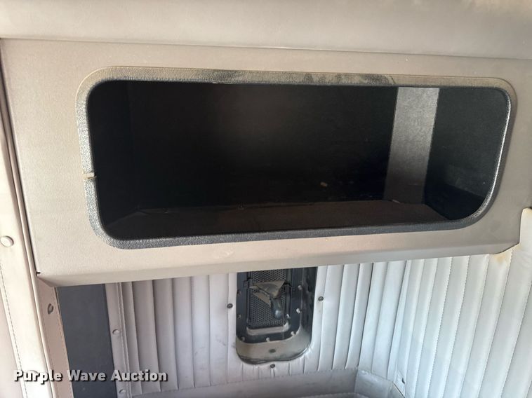 image for item DE2136 2015 Kenworth T800 semi truck