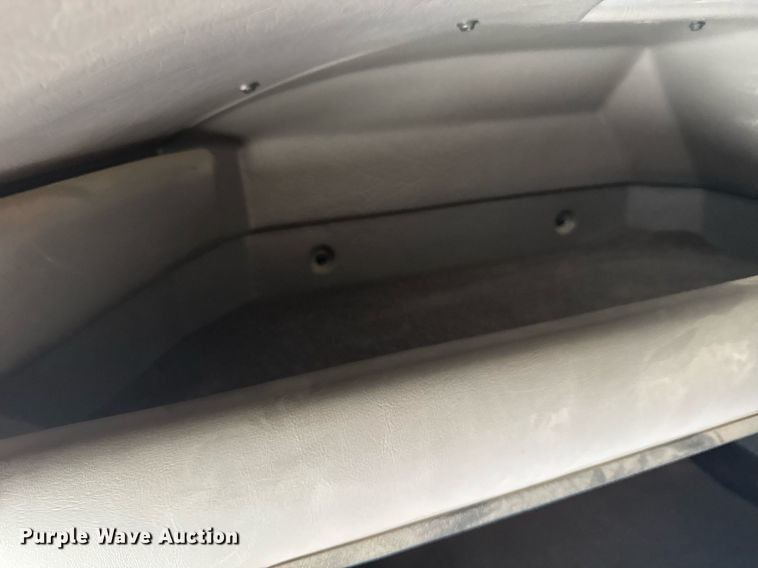 image for item DE2136 2015 Kenworth T800 semi truck