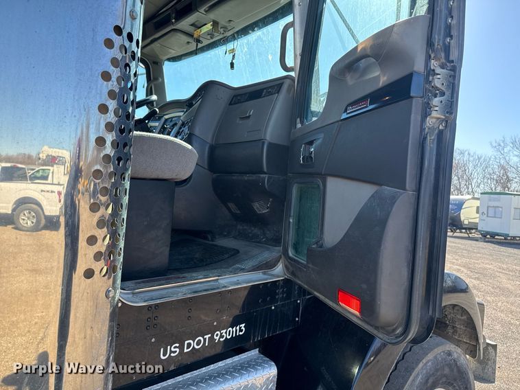 image for item DE2136 2015 Kenworth T800 semi truck