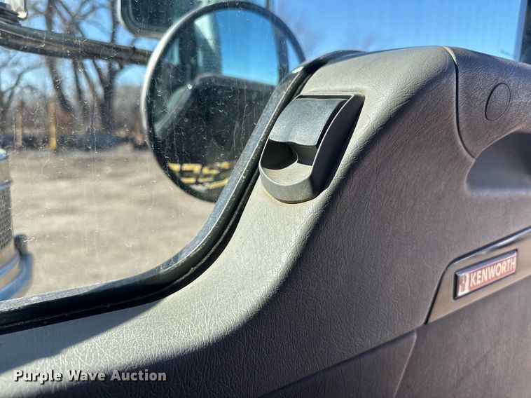 image for item DE2136 2015 Kenworth T800 semi truck