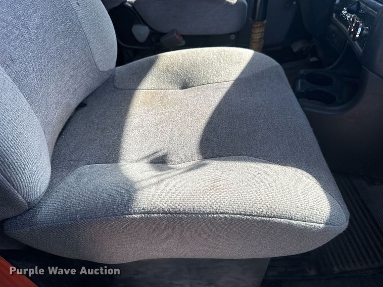 image for item DE2136 2015 Kenworth T800 semi truck