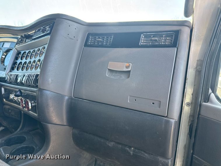 image for item DE2136 2015 Kenworth T800 semi truck